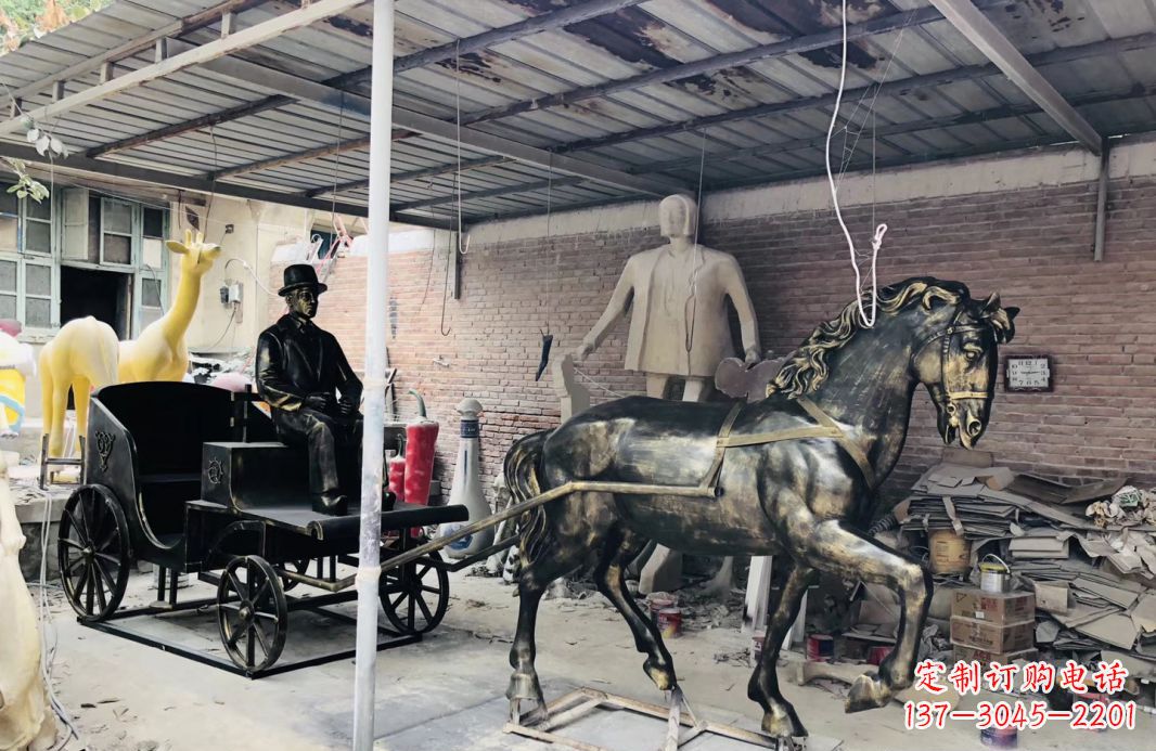 龙岩玻璃钢仿铜赶马车人物雕塑广场景观雕塑