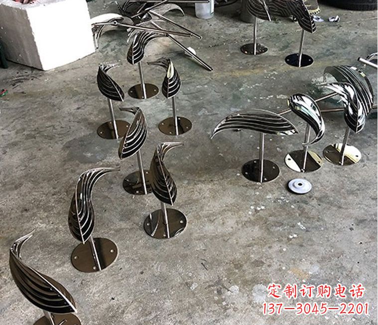 龙岩不锈钢抽象动物小鱼雕塑