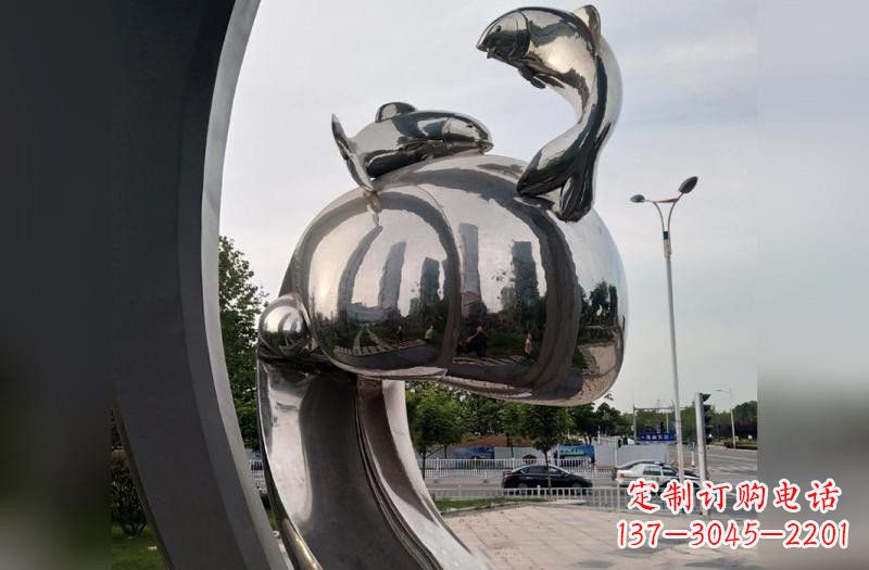 龙岩海浪下的海鸥雕塑