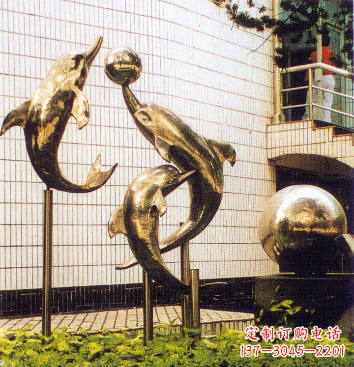 龙岩海豚跃动的校园雕塑