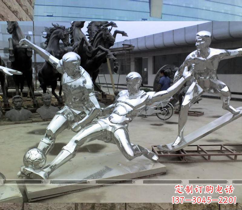 龙岩玩足球的不锈钢雕塑