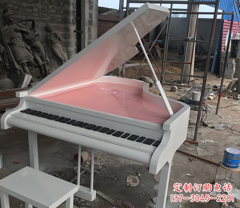 龙岩校园里的钢琴雕塑