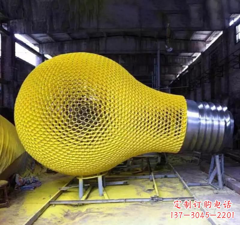 龙岩不锈钢灯泡雕塑精美而又抢眼