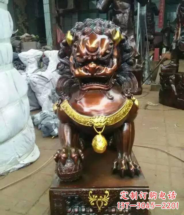 龙岩踩球的狮子铜雕