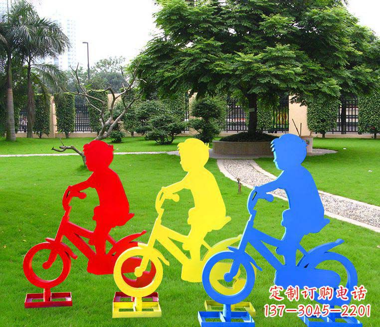 龙岩青春无悔——一尊男孩骑车雕塑