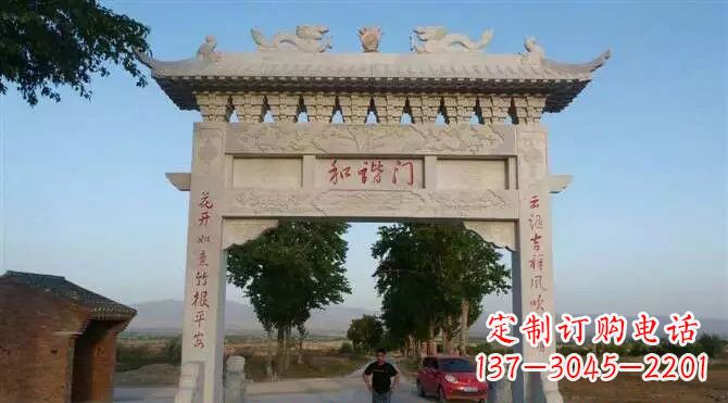 龙岩村口单门牌坊石雕