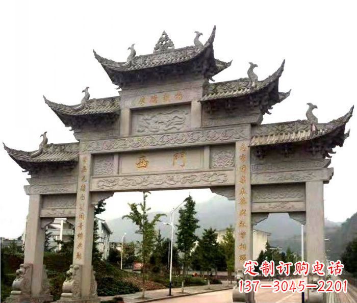 龙岩村口三门石雕牌楼