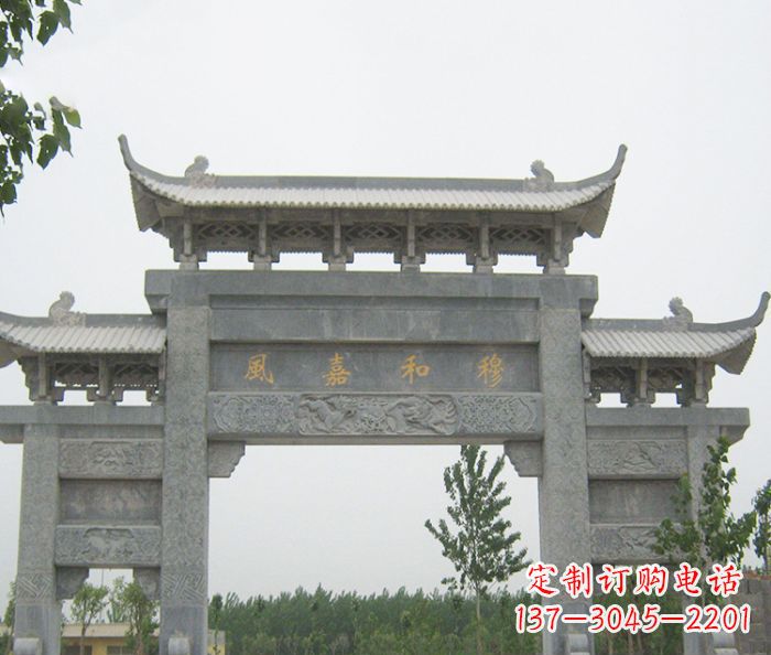 龙岩村口三门石雕牌坊
