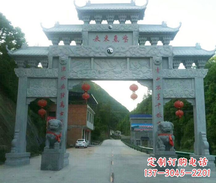 龙岩“村口三门石雕牌楼——传承文化的艺术”