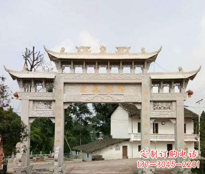 龙岩村口三门石雕牌楼精美的雕塑杰作