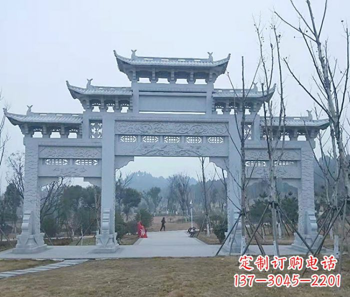 龙岩村口三门石雕牌楼古朴华丽