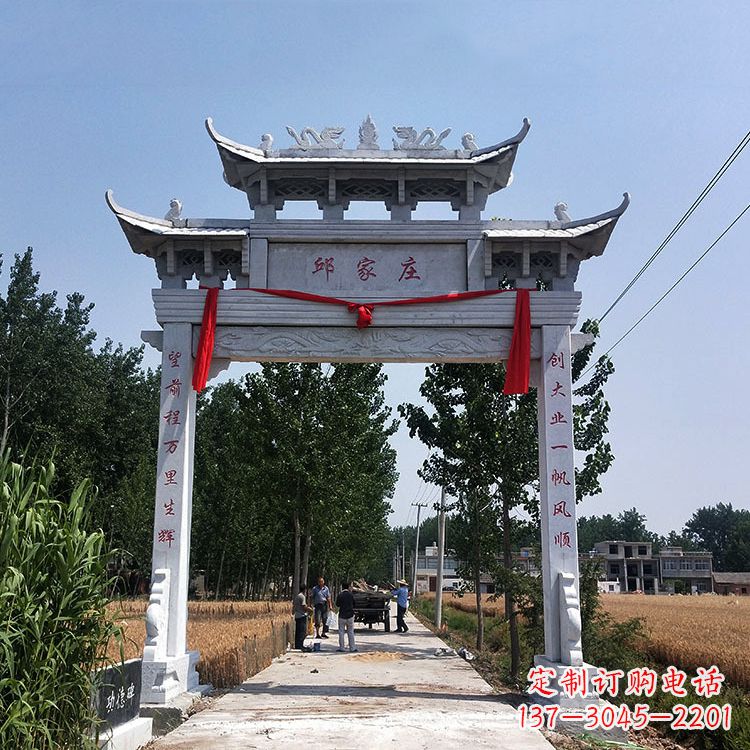 龙岩古村落中的石牌坊雕塑