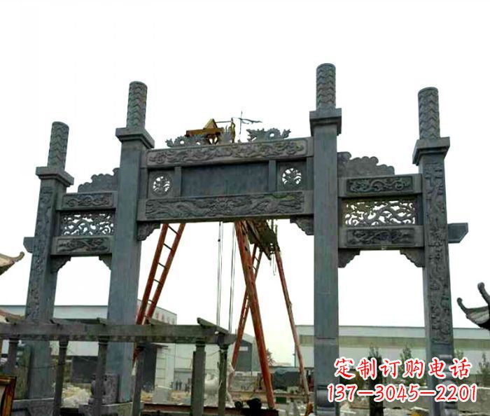 龙岩村庄牌坊雕塑传承历史文化