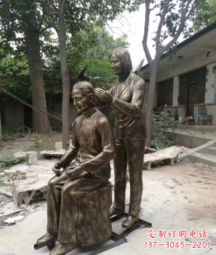 龙岩纪念母亲的传统铜雕梳头人物