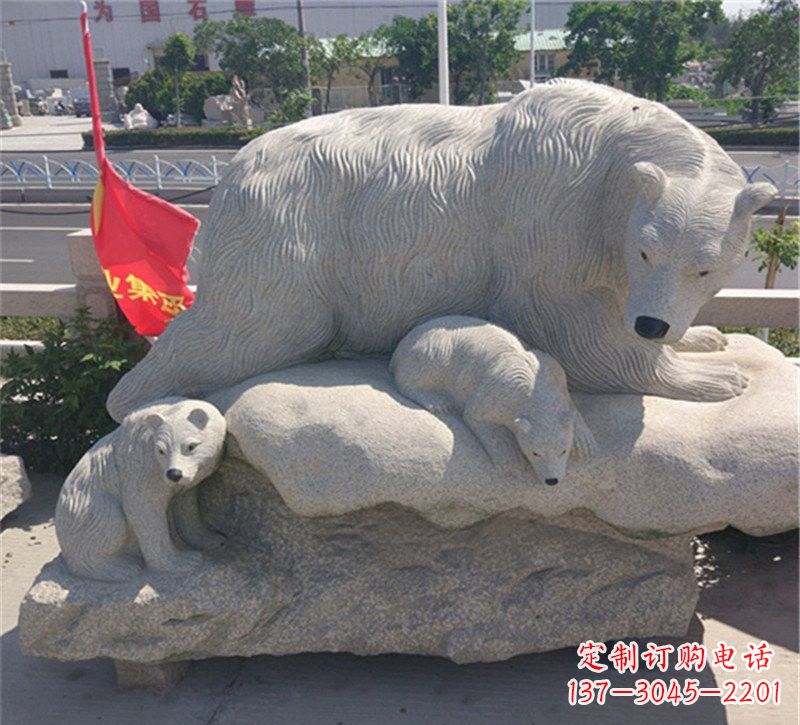 龙岩公园北极熊母子石雕