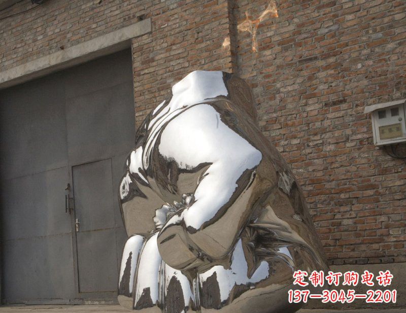 龙岩冰冷威力,让精神抖动的不锈钢拳头雕塑