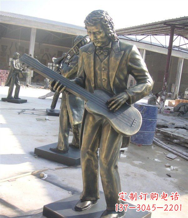 龙岩公园弹吉他的西方人物铜雕