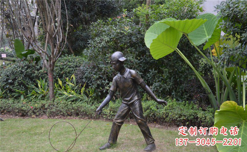 龙岩铜雕“小男孩滚铁环”