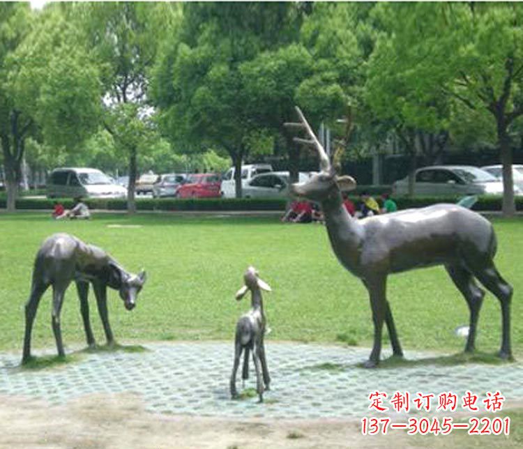 龙岩梦幻般的雕塑——梅花鹿一家三口铜雕