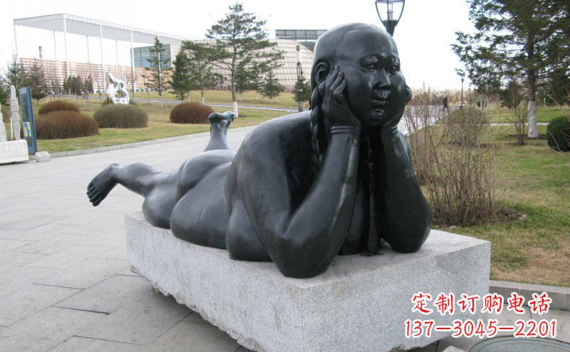 龙岩趴着的胖女孩铜雕塑