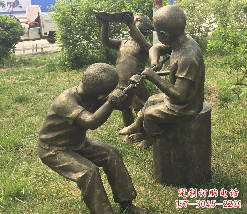 龙岩公园玩水的儿童铜雕