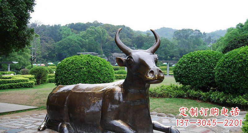 龙岩公园卧着的牛动物铜雕 (2)