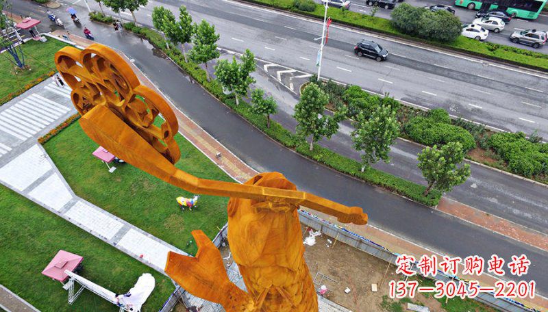 龙岩广场叼着钥匙的鱼景观铜雕