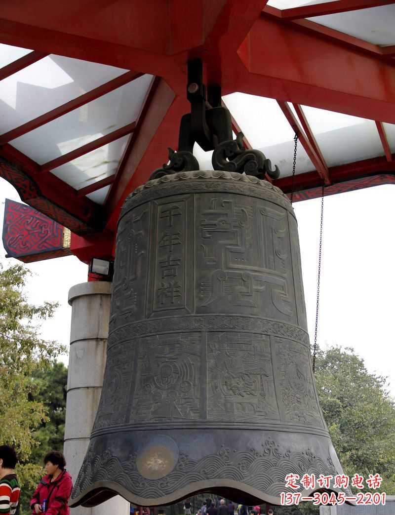 龙岩广场千年吉祥铜钟雕塑