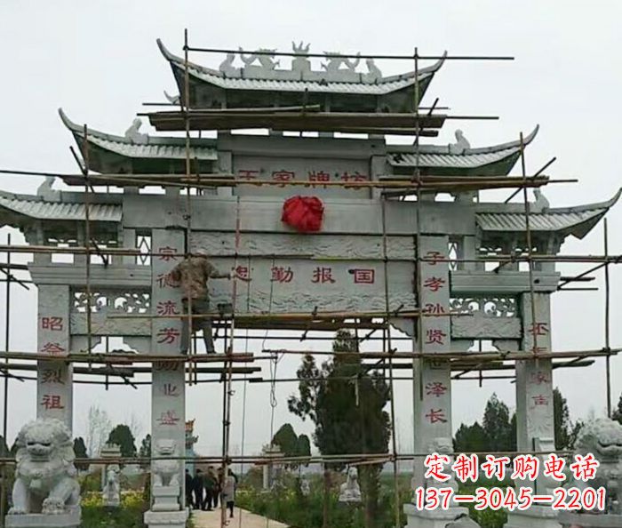 龙岩传承古艺三门牌坊石雕