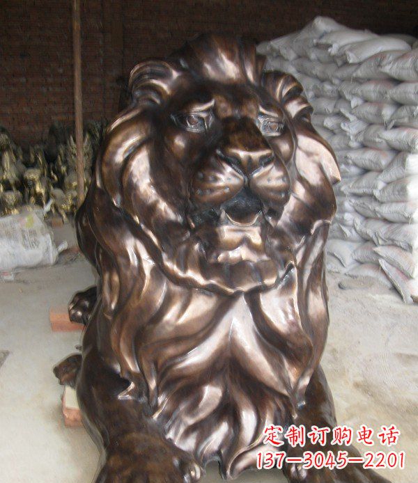 龙岩静静躺在你身边,西洋狮子铜雕塑给你精致的拥抱
