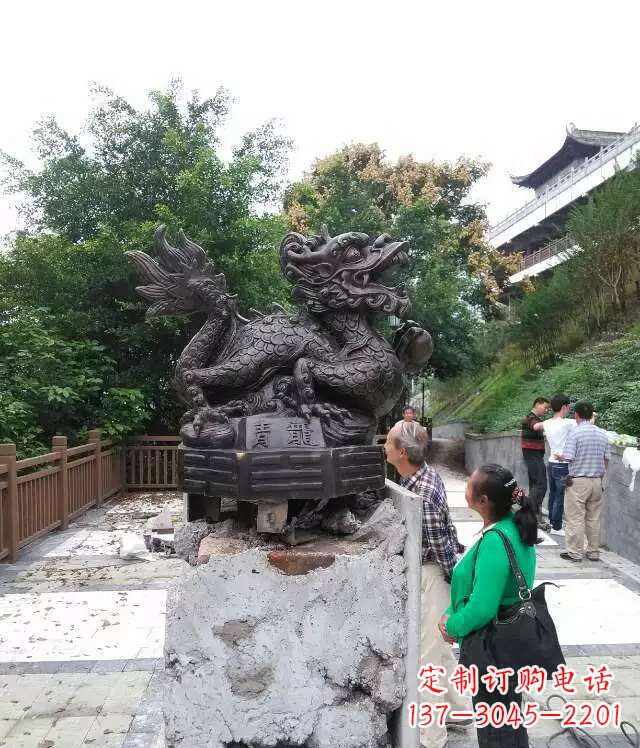 龙岩青龙神兽雕塑，神态凝重，气势磅礴