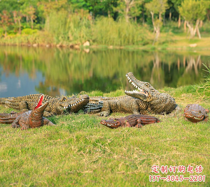 龙岩树脂鳄鱼仿真动物雕塑，公园水池草丛动物摆件