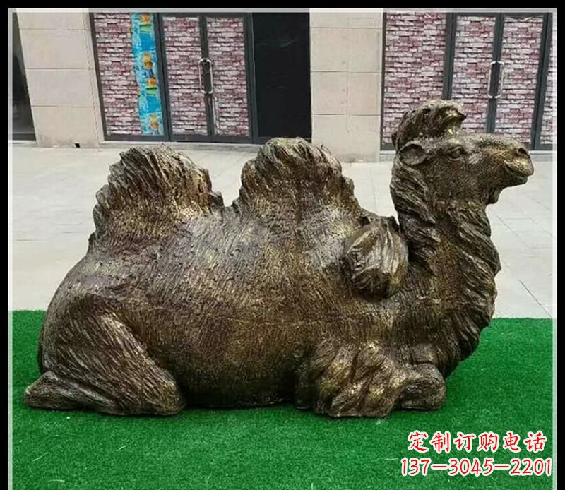 龙岩卧在草地的骆驼铜雕