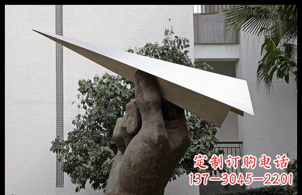 龙岩小区不锈钢手拿纸飞机雕塑