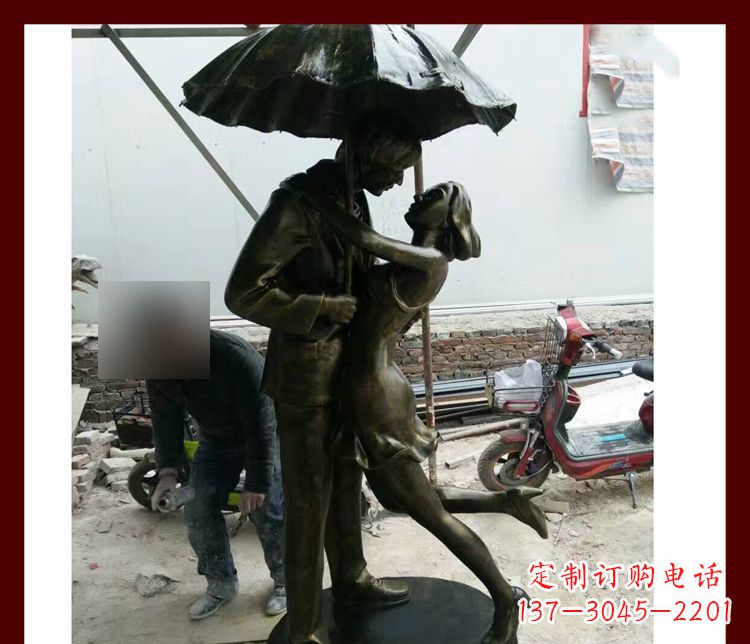龙岩雨伞下拥抱的情侣铜雕
