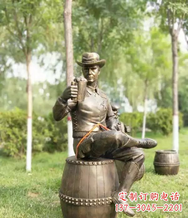 龙岩坐酒桶喝啤酒的牛仔铜雕